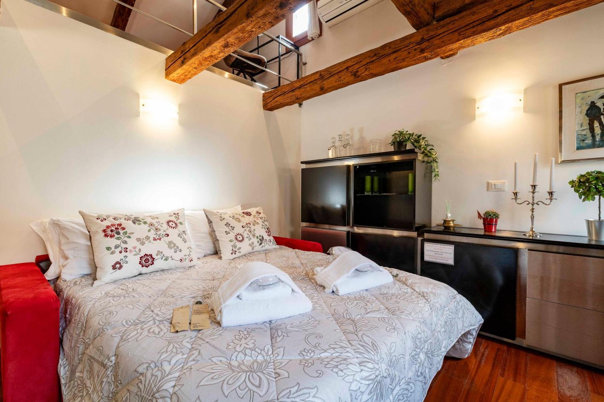 Glass House - Loft 2 Minutes To Rialto Bridge & View Venesia Bagian luar foto